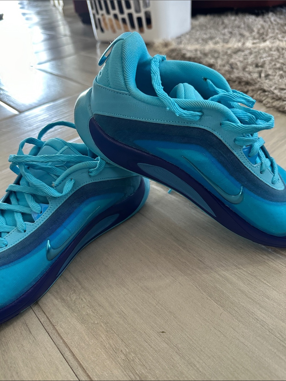 Nike Women's Turquoise and Navy Blue Running Sneakers 5.5Y/ 7 Women’s - Picture 2 of 5